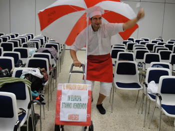 Momento de la llegada de un heladero de lujo con helados tradicionales italianos.